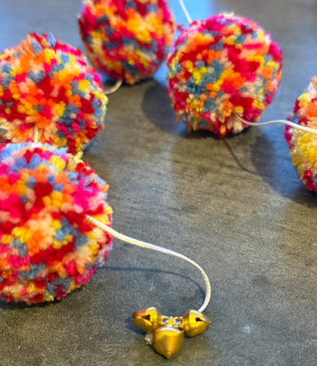 FAIRTRADE slinger POMPON MULTI van wol met belletjes ca. 175 cm