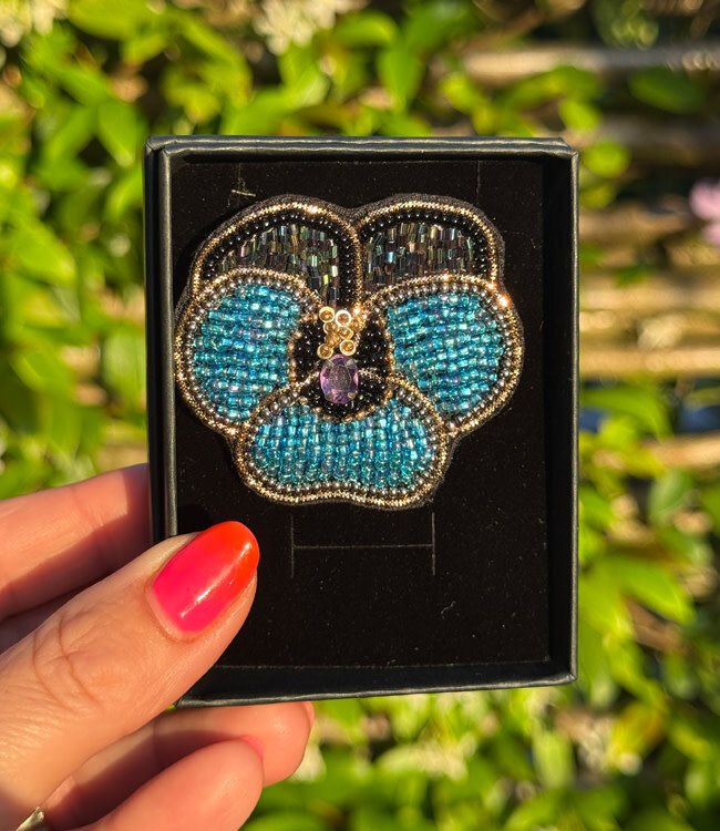 FAIRTRADE broche VIOOLTJE BLAUW met pailetten en kralen