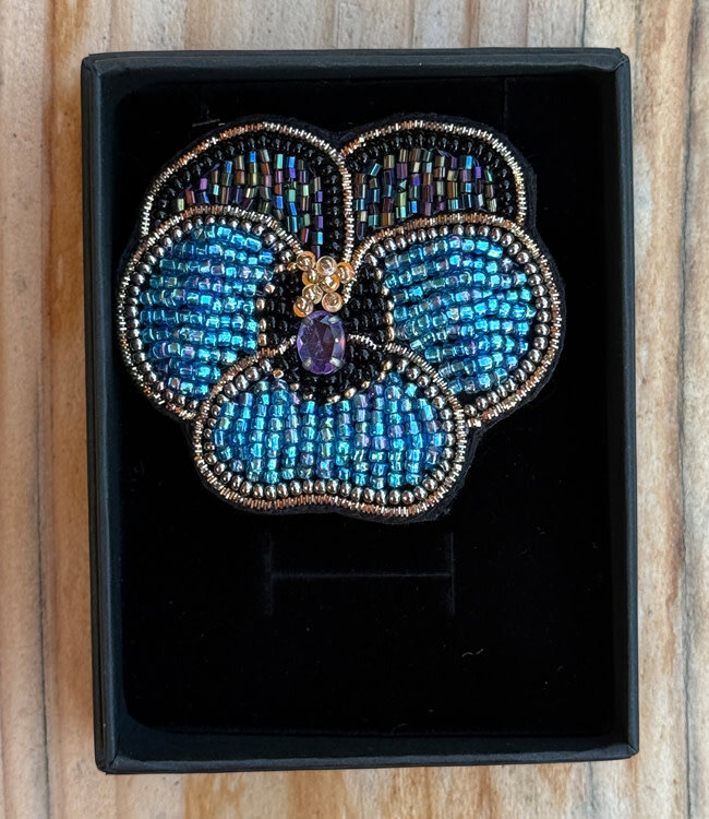 FAIRTRADE broche VIOOLTJE BLAUW met pailetten en kralen