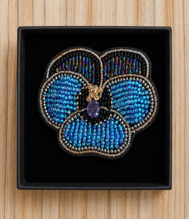 FAIRTRADE broche VIOOLTJE BLAUW met pailetten en kralen