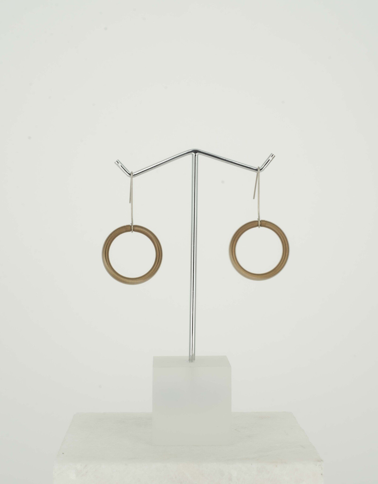Earrings O bronze-colored