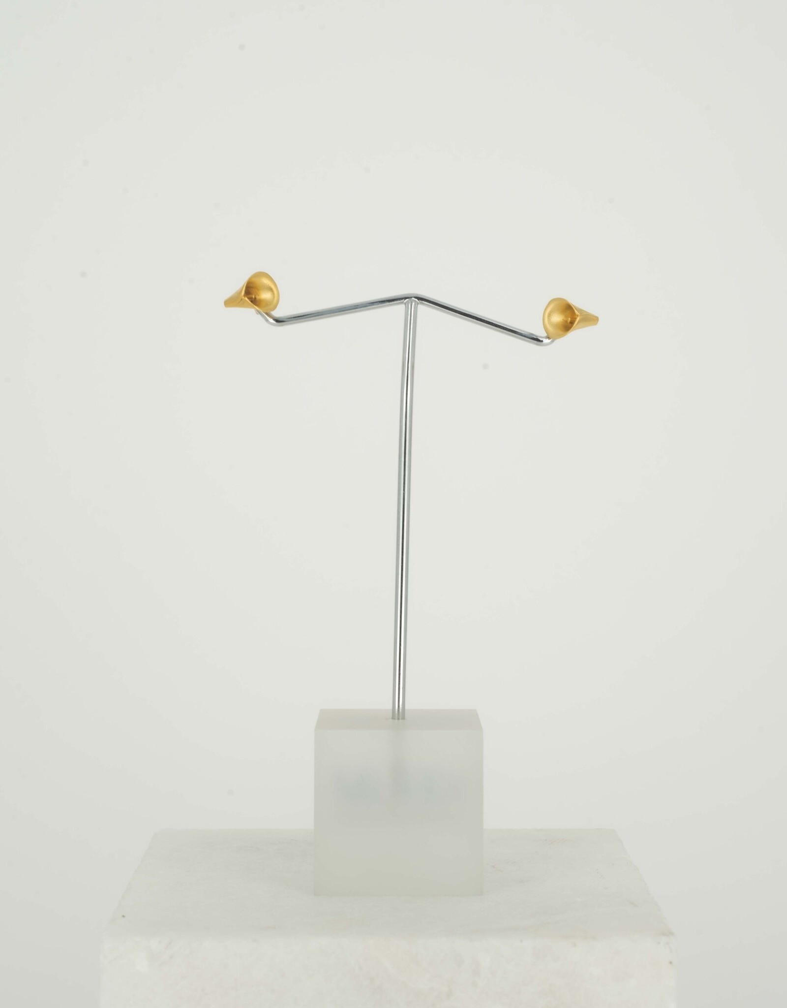 Post earrings lily goldplated