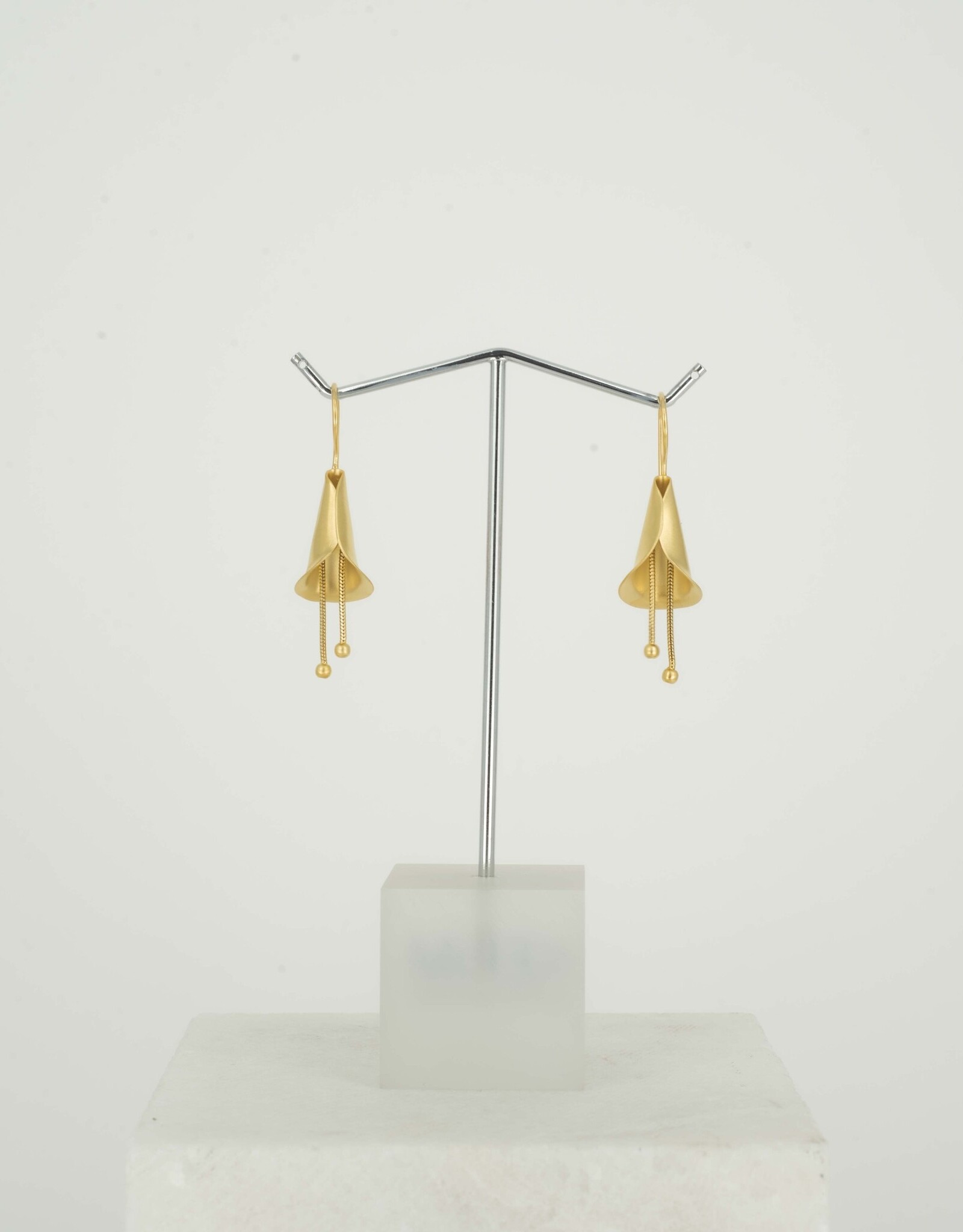 Oorbellen lange lelies verguld