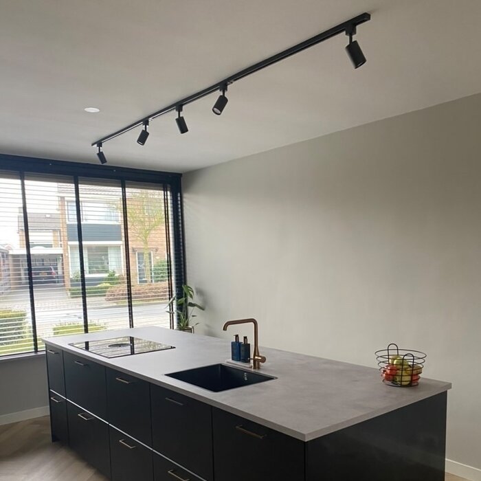 Koppelbare 1-fase rail van 75 cm met aansluitblok en eindkap - zwart