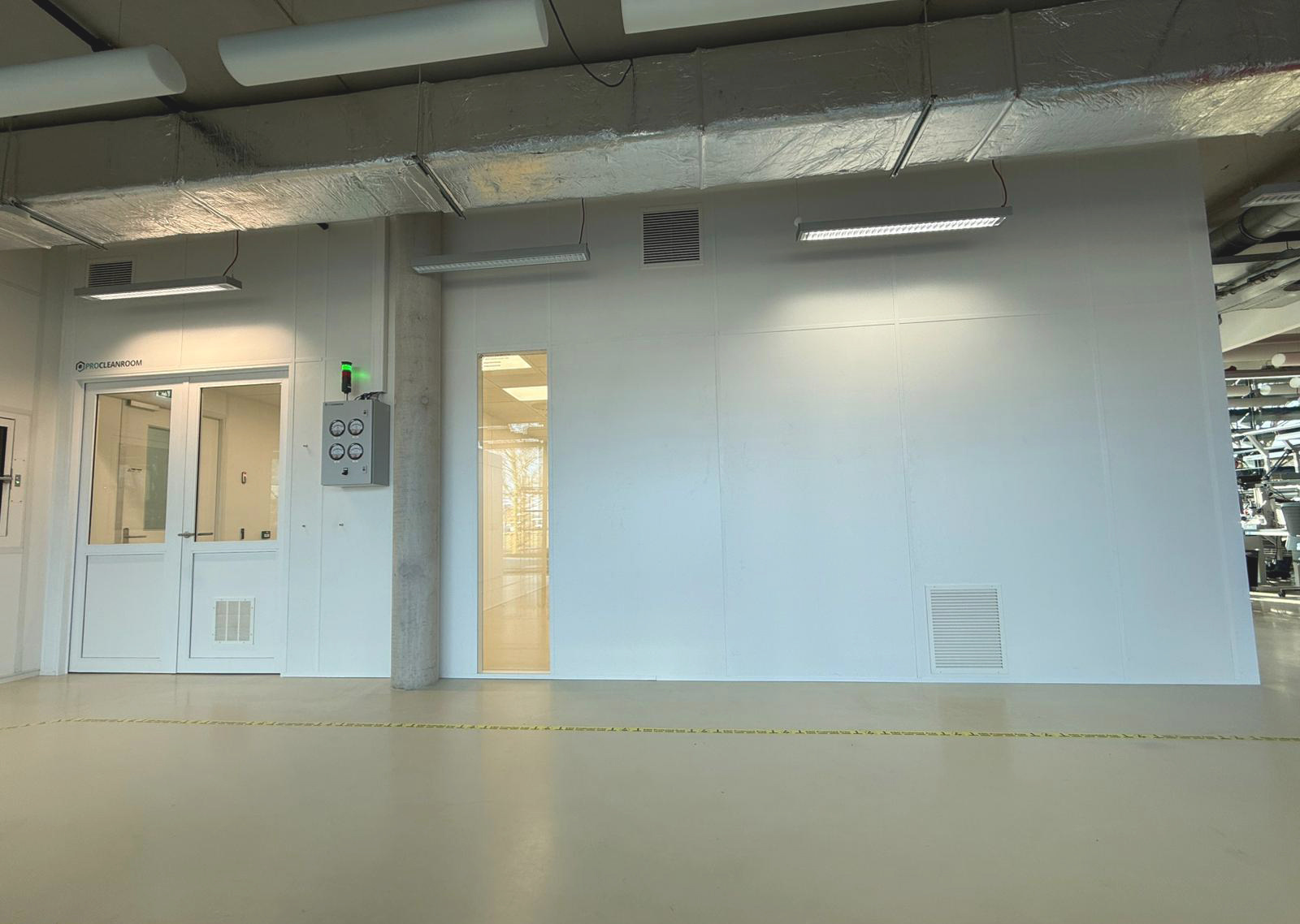 42m² HolloFlex cleanroom voor Maxon Motor Benelux — 1