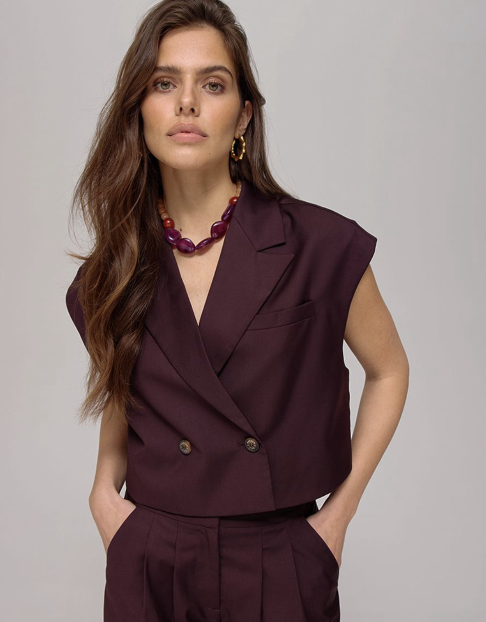 Harper&Yve Blazer Zonder Mouw 'Esmee' - Dark Fudge - Harper&Yve