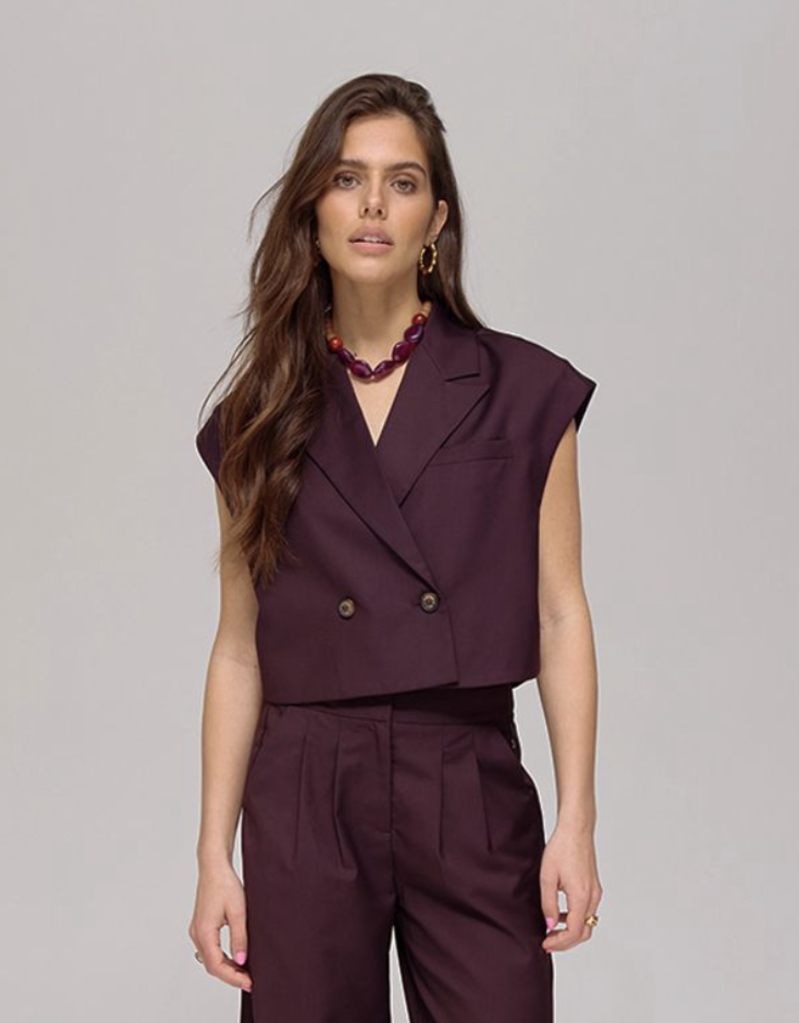 Harper&Yve Blazer Zonder Mouw 'Esmee' - Dark Fudge - Harper&Yve