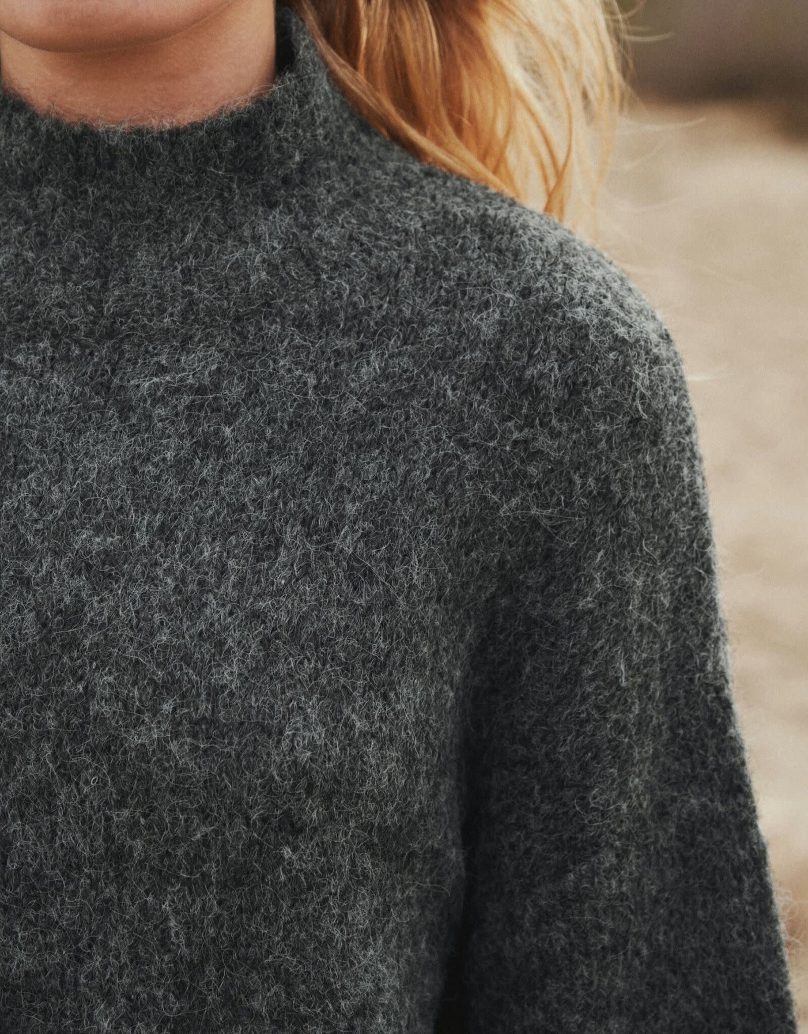 Pull Fluffy 'Paulina' - Antracit - Neo Noir