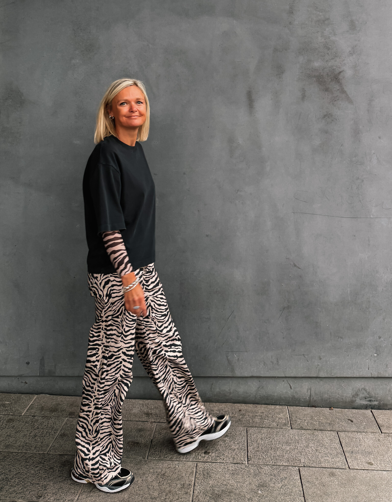 Catwalk Junkie T-Shirt Zebra Sleeves 'Loose Fit' - Faded Dark Grey - Catwalk Junkie