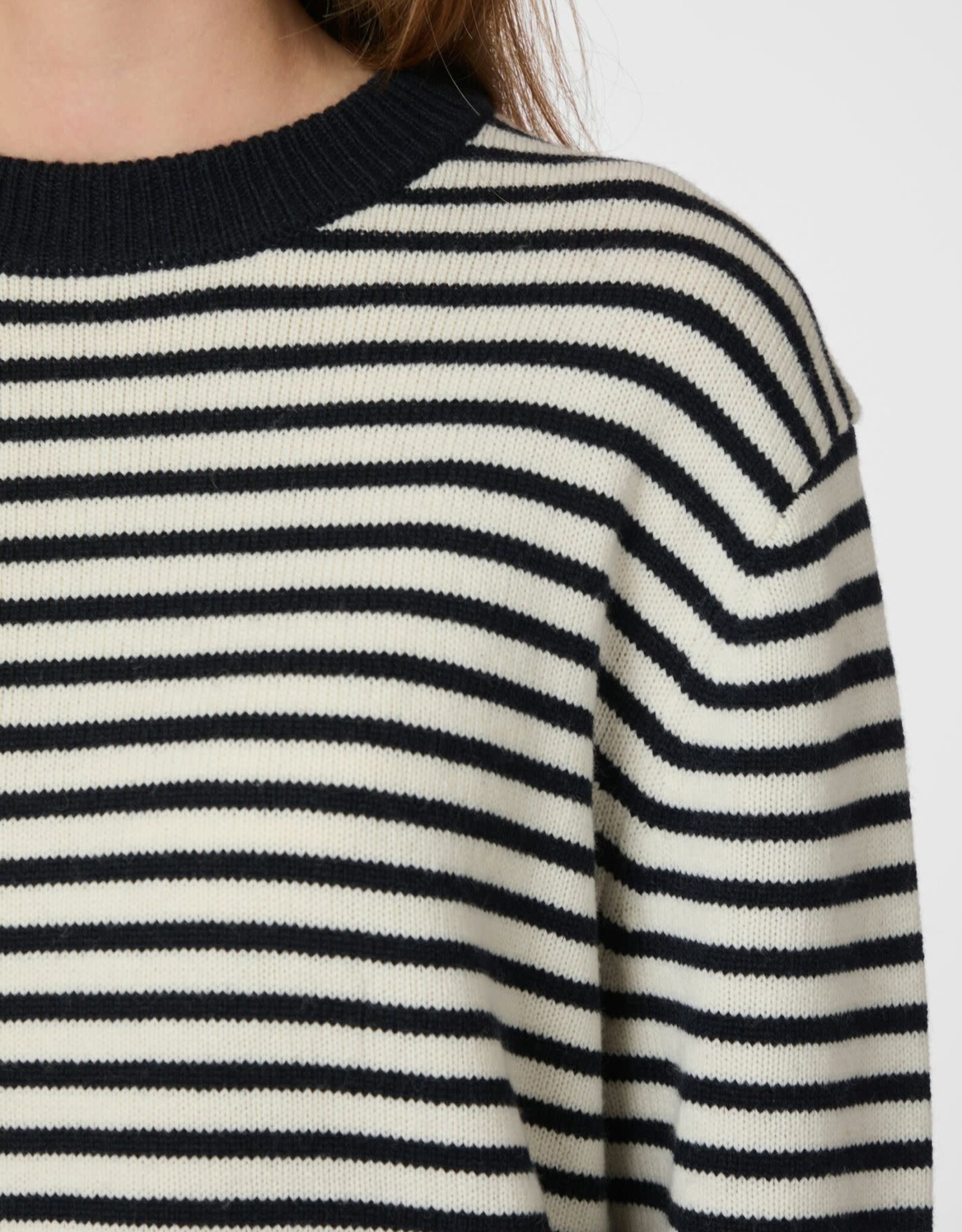 Pull Stripe 'Rivi' - White/Navy - Neo Noir