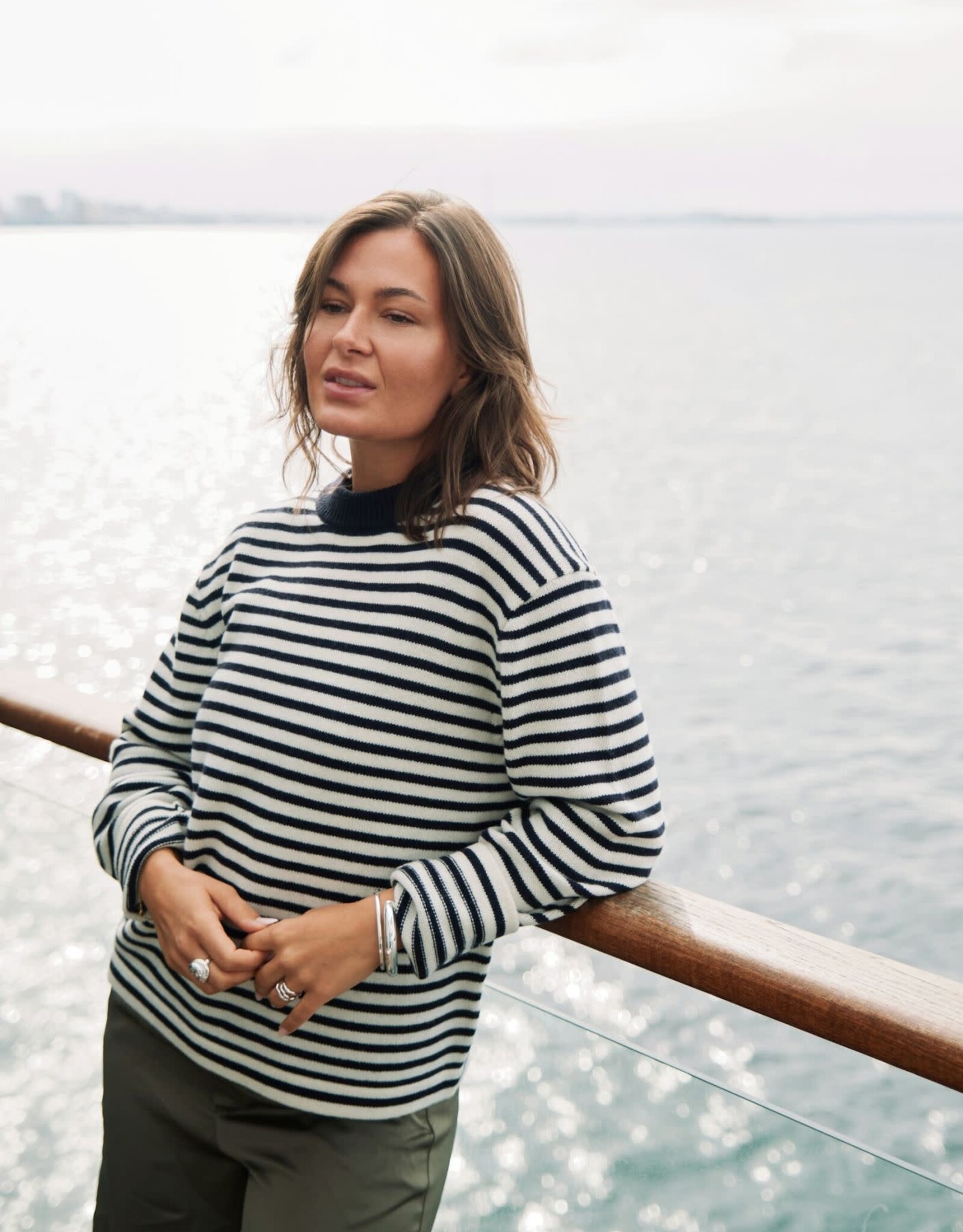 Pull Stripe 'Rivi' - White/Navy - Neo Noir