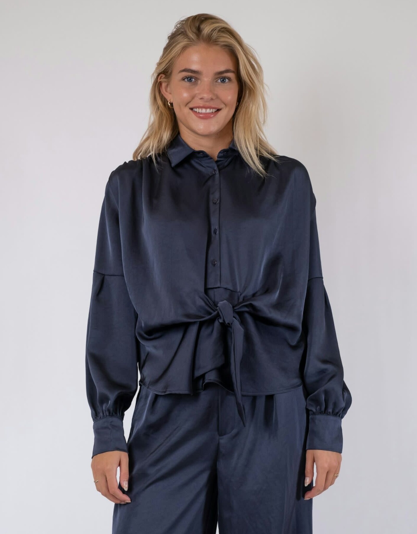Blouse Satin 'Naja' - Midnight Blue - Neo Noir