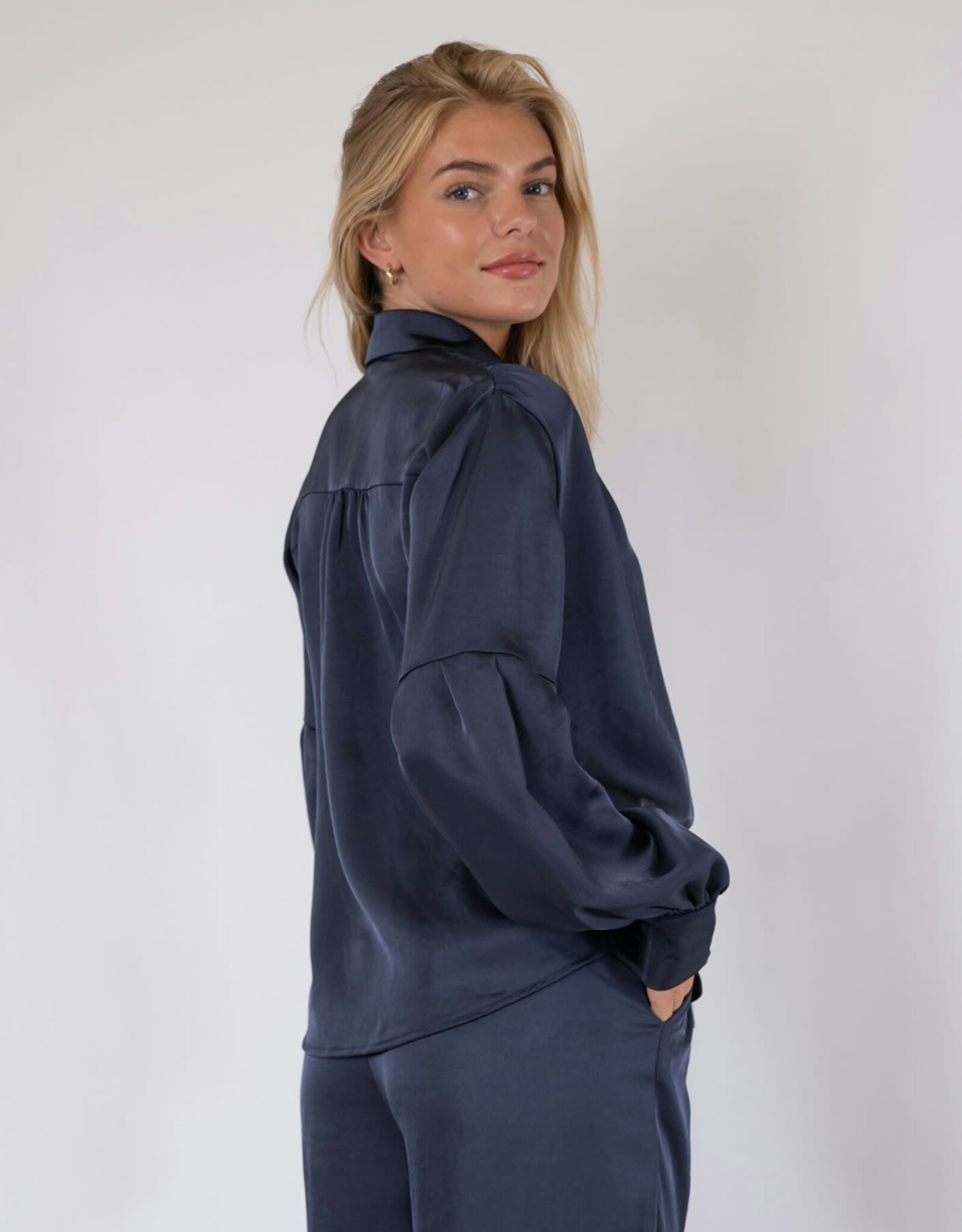 Blouse Satin 'Naja' - Midnight Blue - Neo Noir