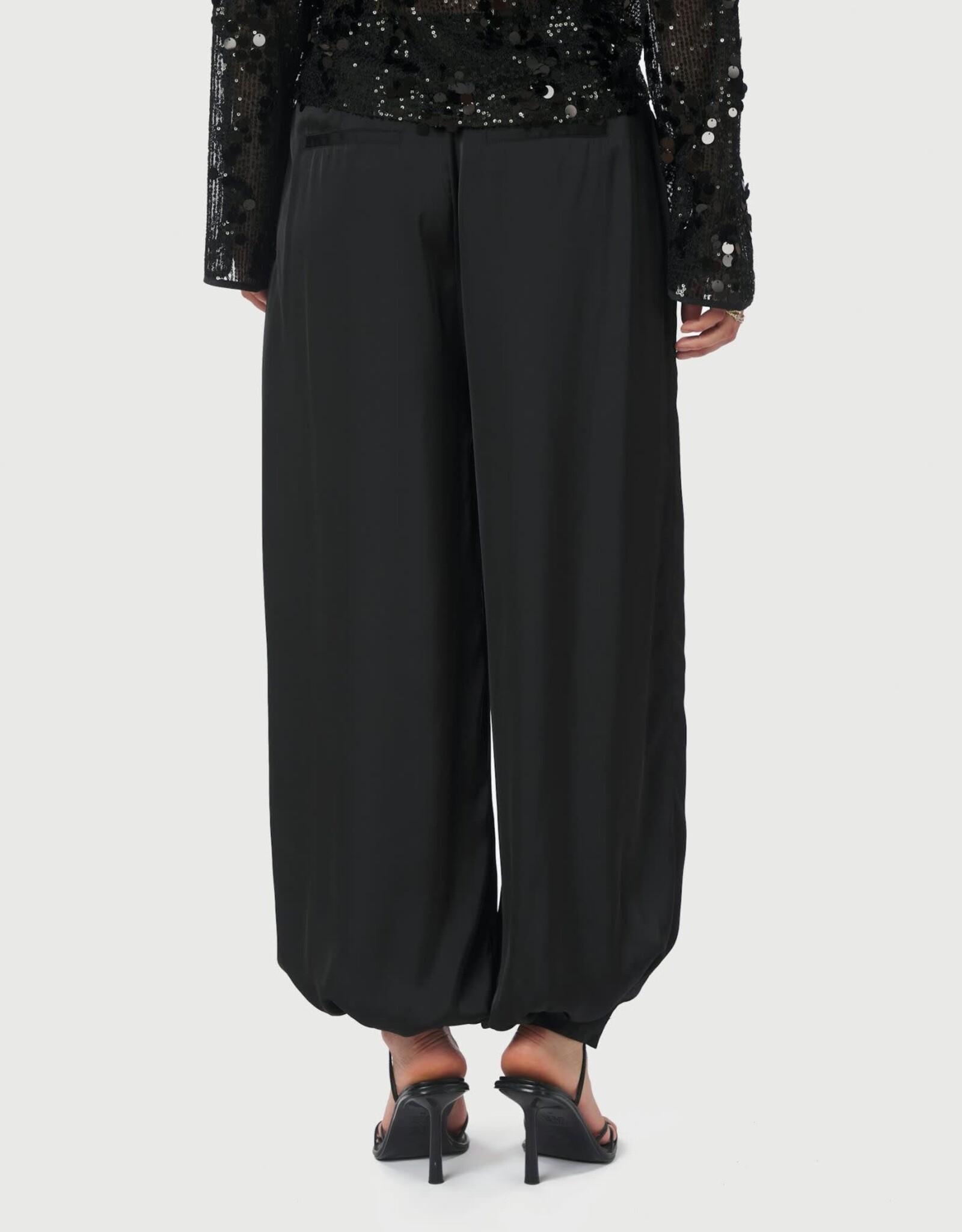 Broek Drapy Satin Balloon 'Fayla' - Black - Neo Noir
