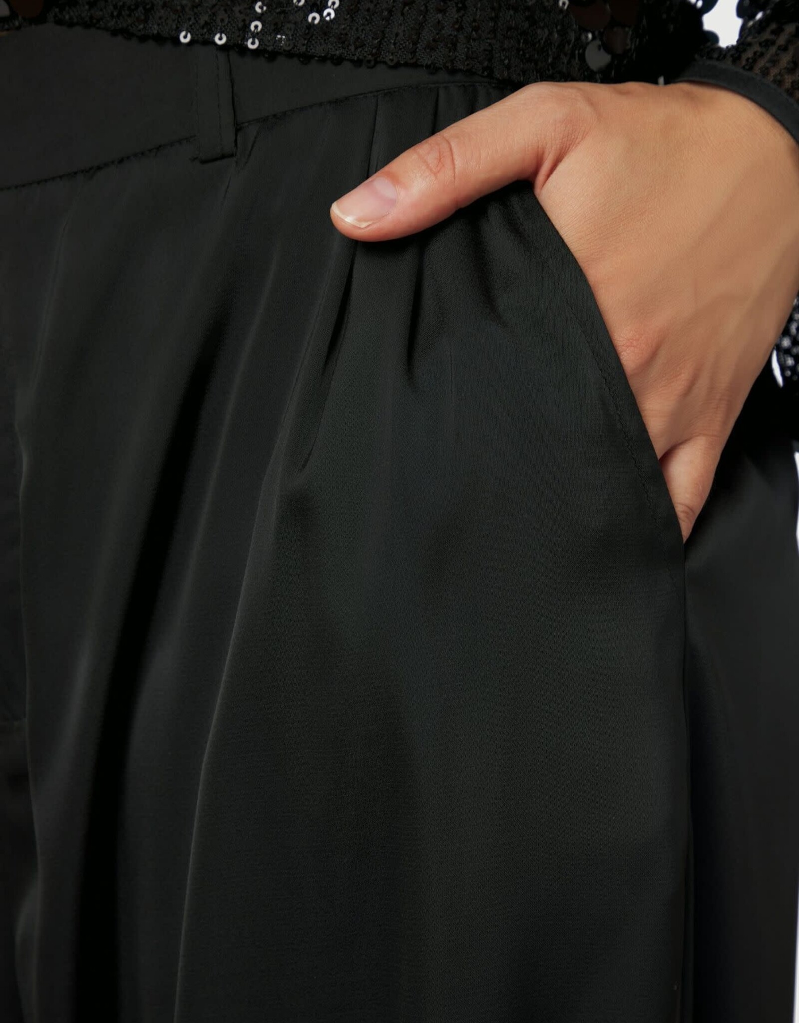 Broek Drapy Satin Balloon 'Fayla' - Black - Neo Noir