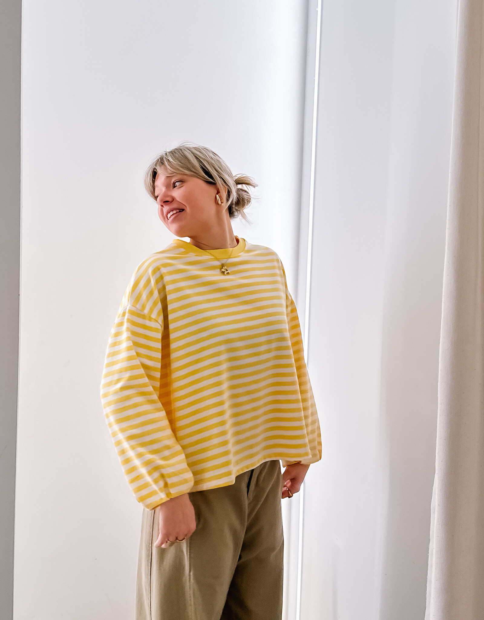 The Golden House Mom T-Shirt Long Sleeve 'Otie' - Yellow/White TU