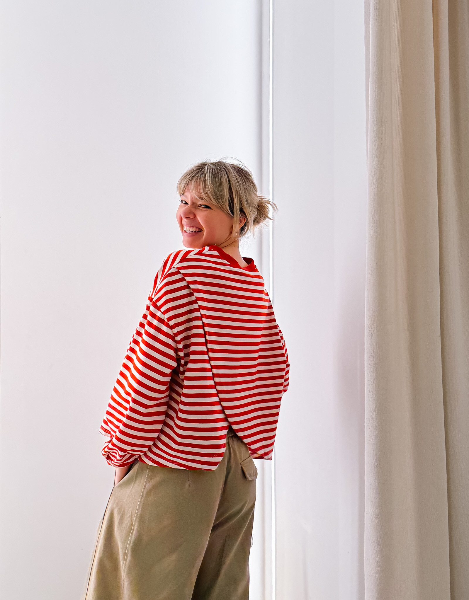 The Golden House Mom T-Shirt Long Sleeve 'Otie' - Red/White TU