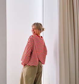 The Golden House Mom T-Shirt Long Sleeve 'Otie' - Red/White TU