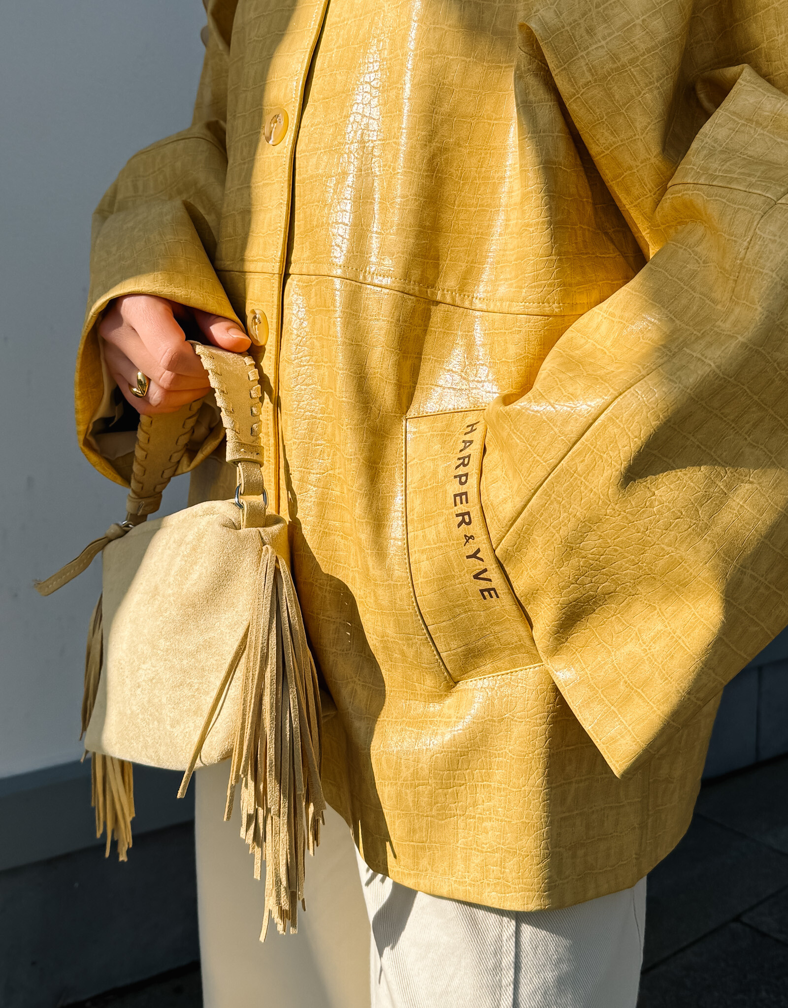 The Golden House - Giul Handtas Suède 'Ella' - Yellow