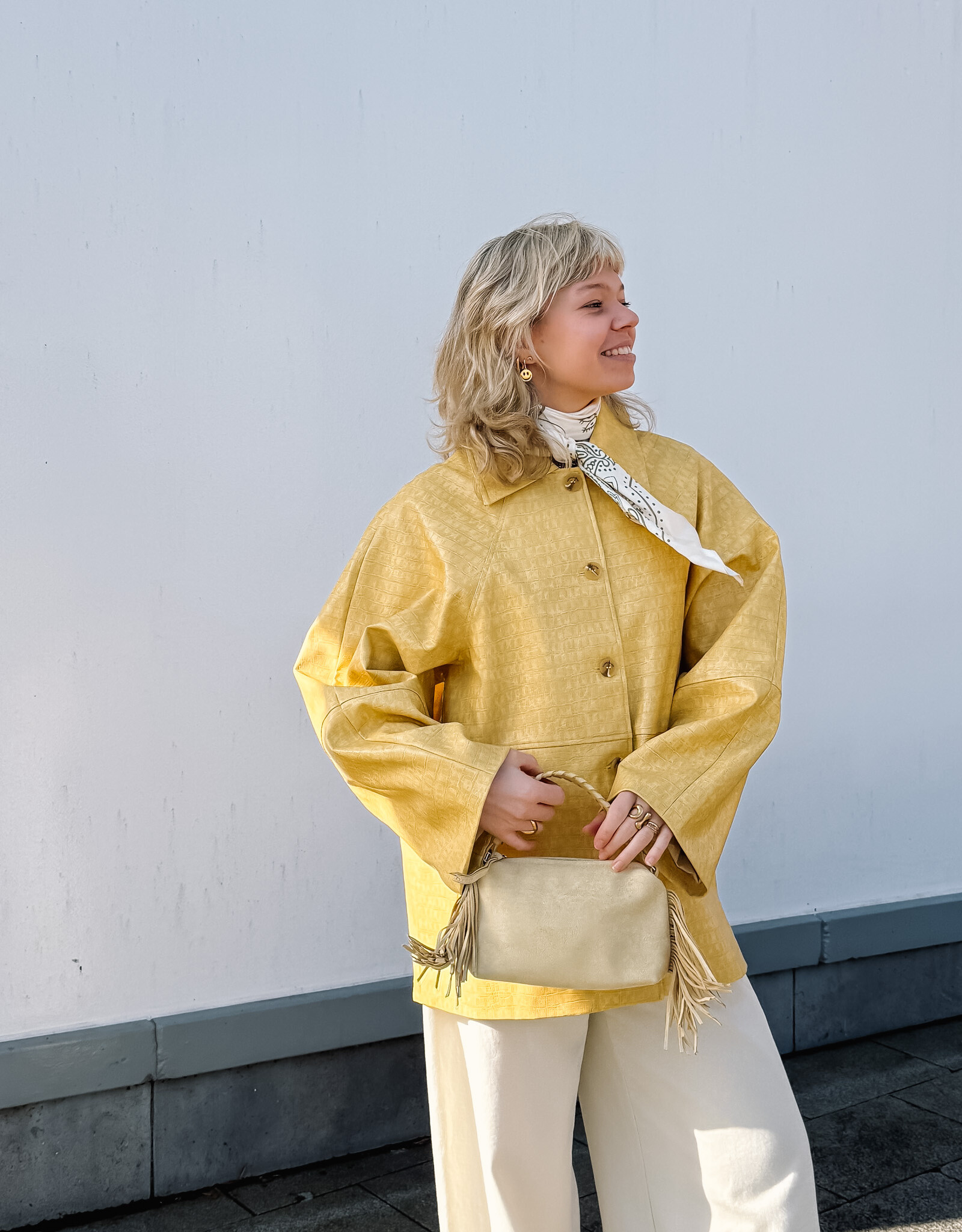 The Golden House - Giul Handtas Suède 'Ella' - Yellow