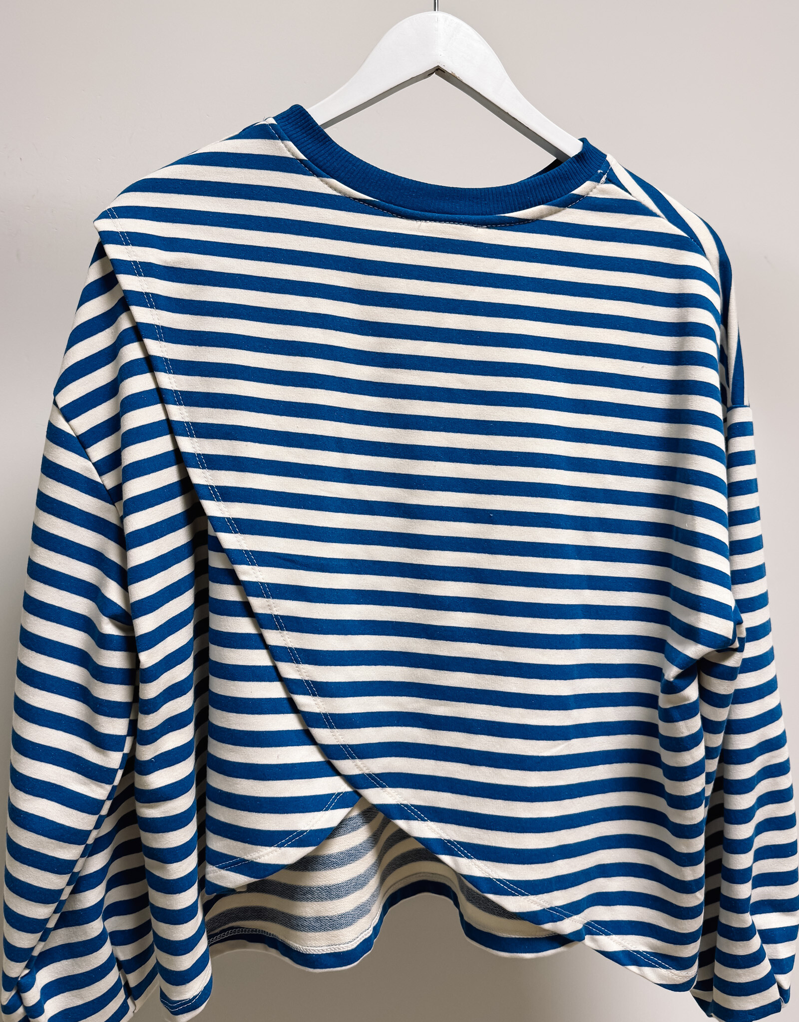 The Golden House Mom T-Shirt Long Sleeve 'Otie' - Electrique Blue/White TU