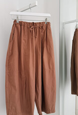 The Golden House Joh Broek Barrel 'Elodie' - Mud - TU
