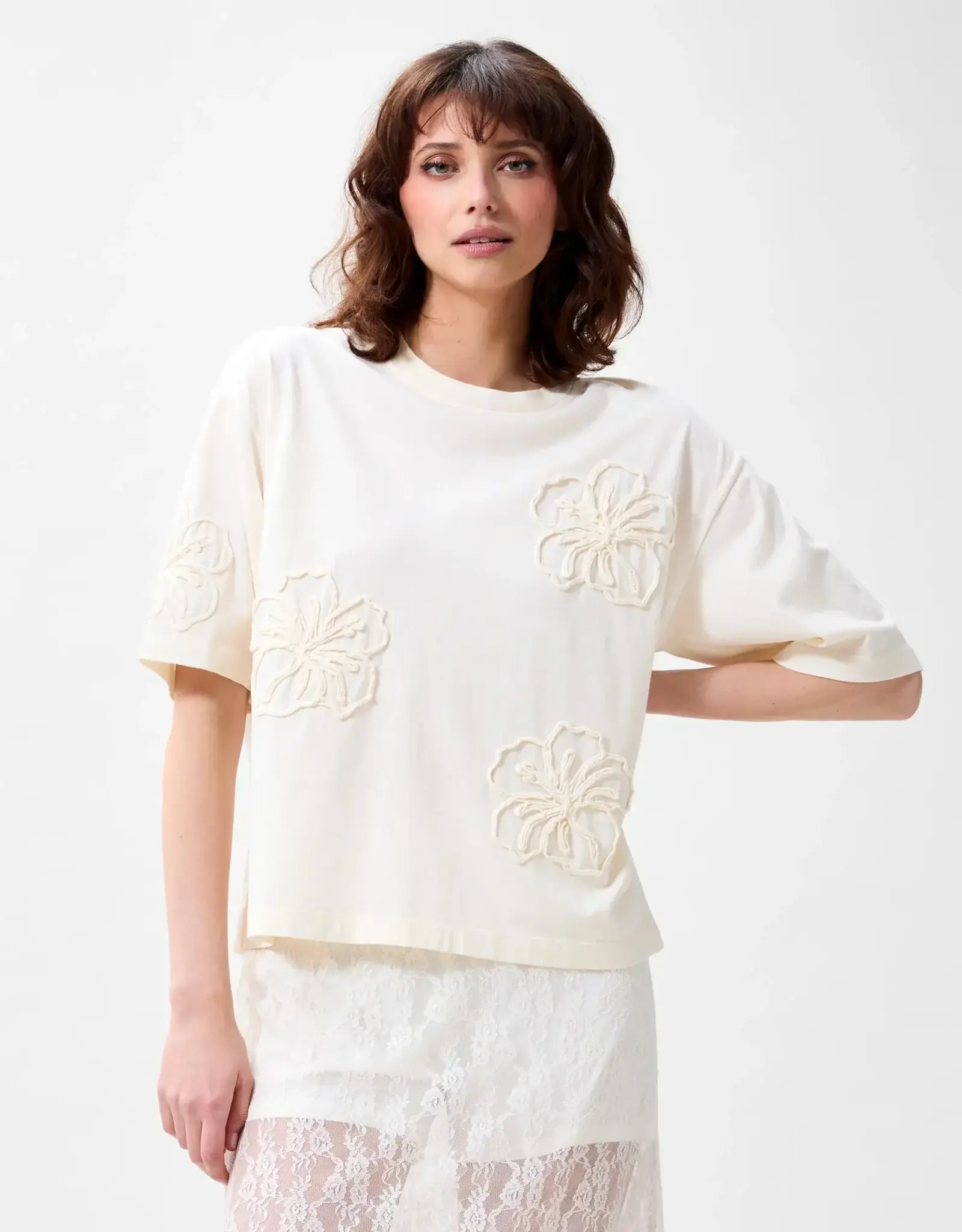 Catwalk Junkie T-Shirt 'Hibiscus' - Egret - Catwalk Junkie