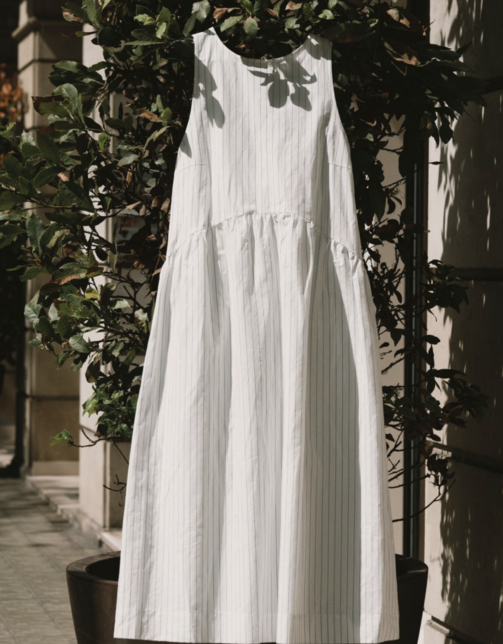 The Tiny Big Sister Jurk Striped 'Low Back' - White - The Tiny Big Sister