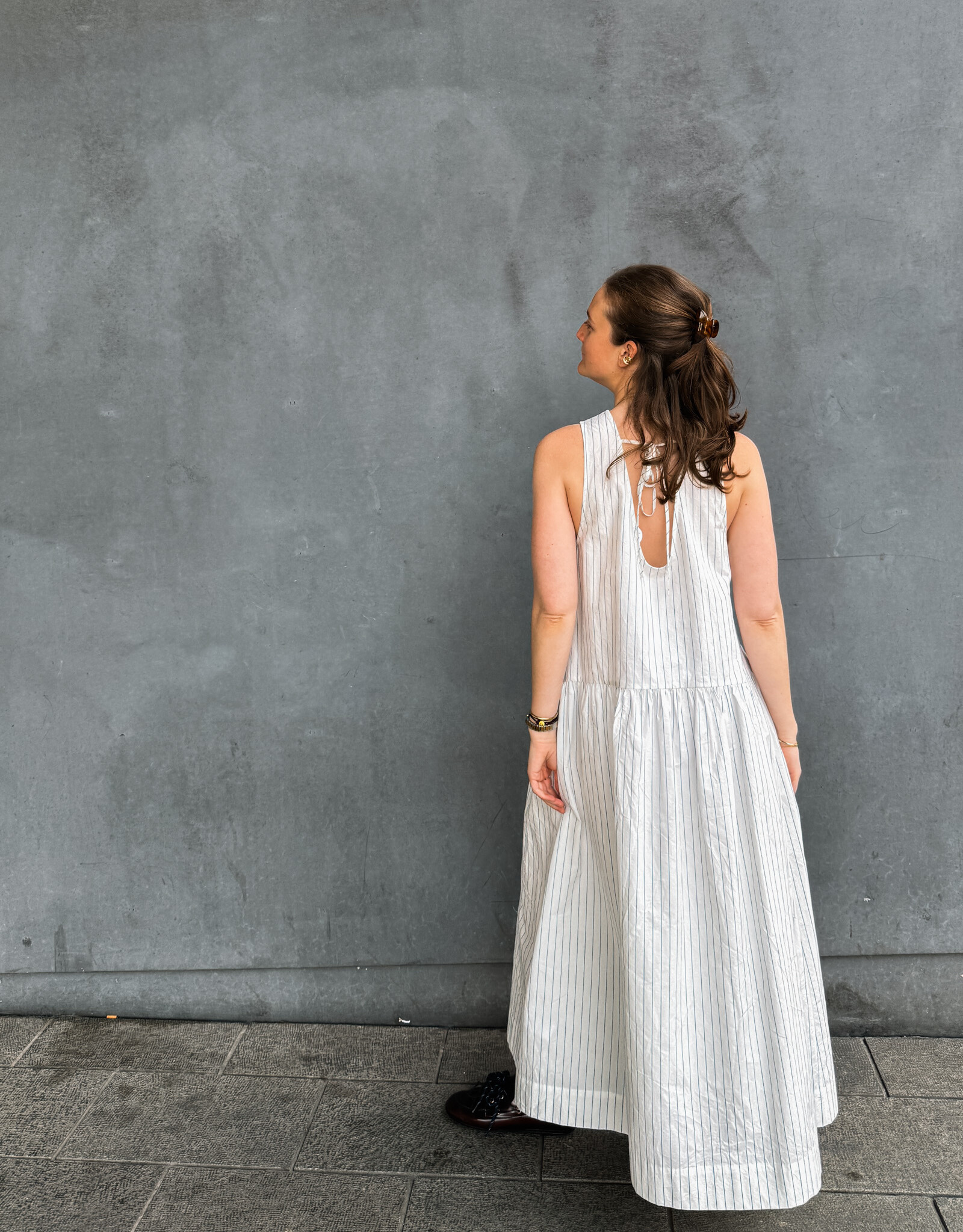 The Tiny Big Sister Jurk Striped 'Low Back' - White - The Tiny Big Sister
