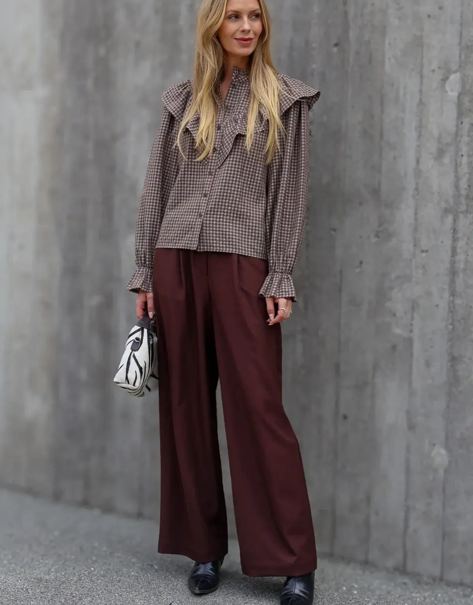 A view Broek 'Allium' - Deep Burgundy