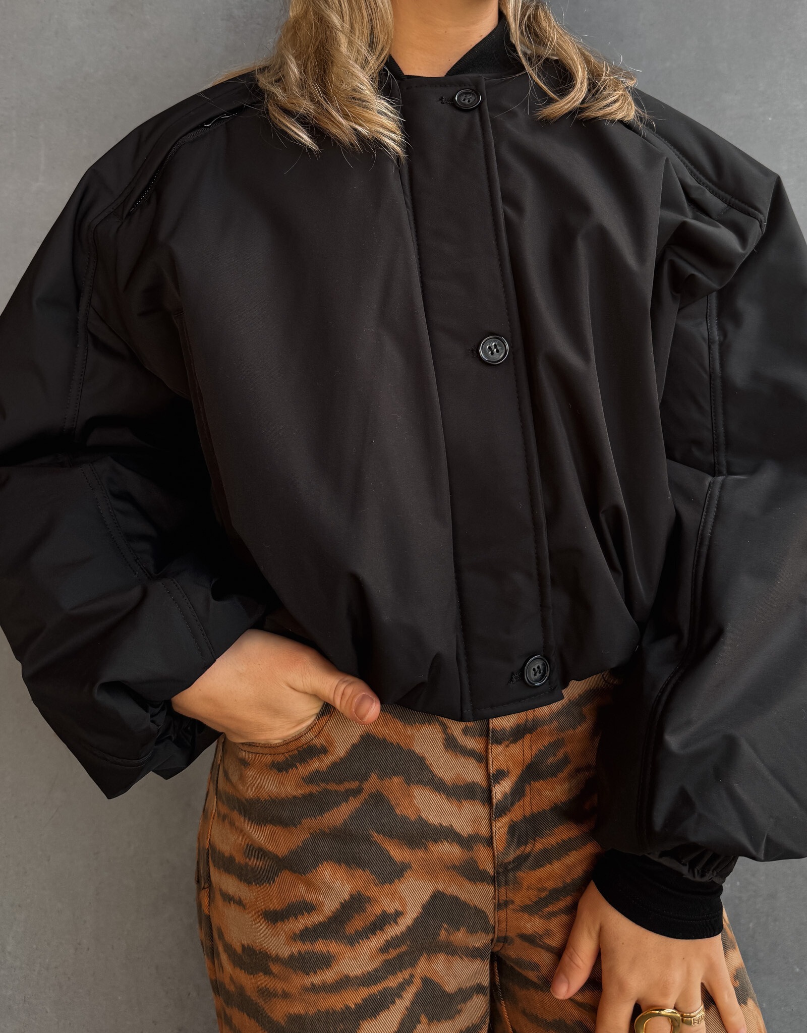 The Golden House Ad Bomber 'Vicente' - Noir