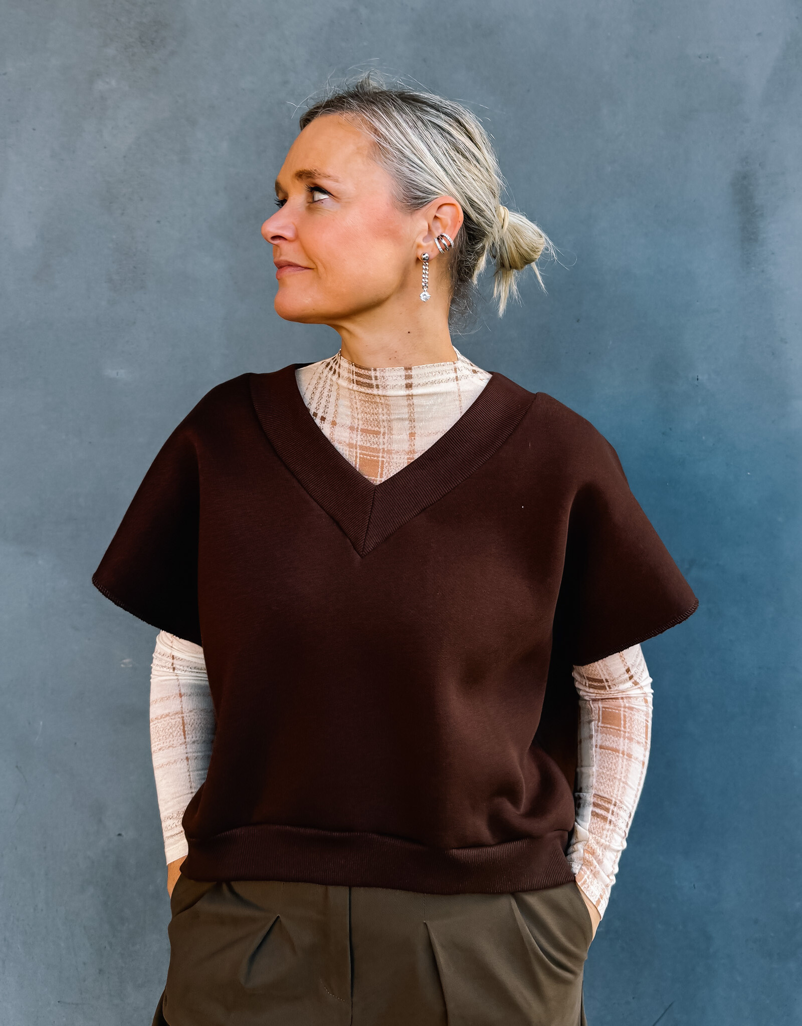 Re/Born Sweater V-Neck Korte Mouw 'Barcelona' - Chocolate - Re/Born