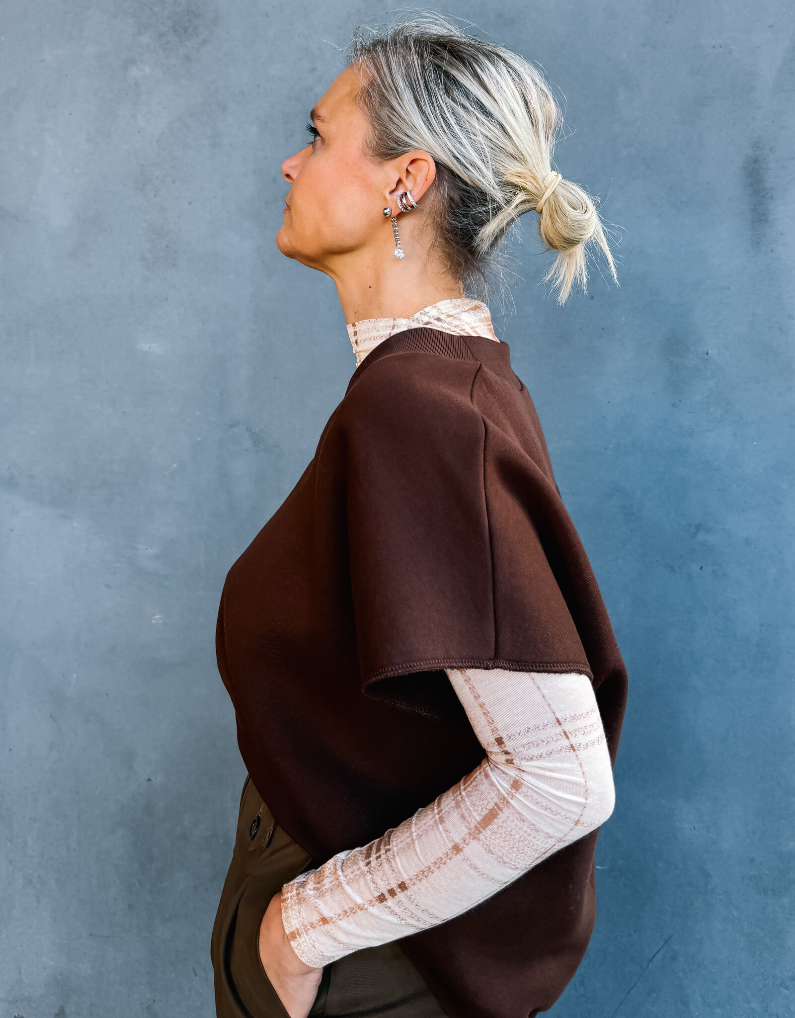 Re/Born Sweater V-Neck Korte Mouw 'Barcelona' - Chocolate - Re/Born
