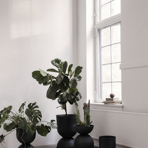 ferm LIVING ferm LIVING hourglass plant pot small black