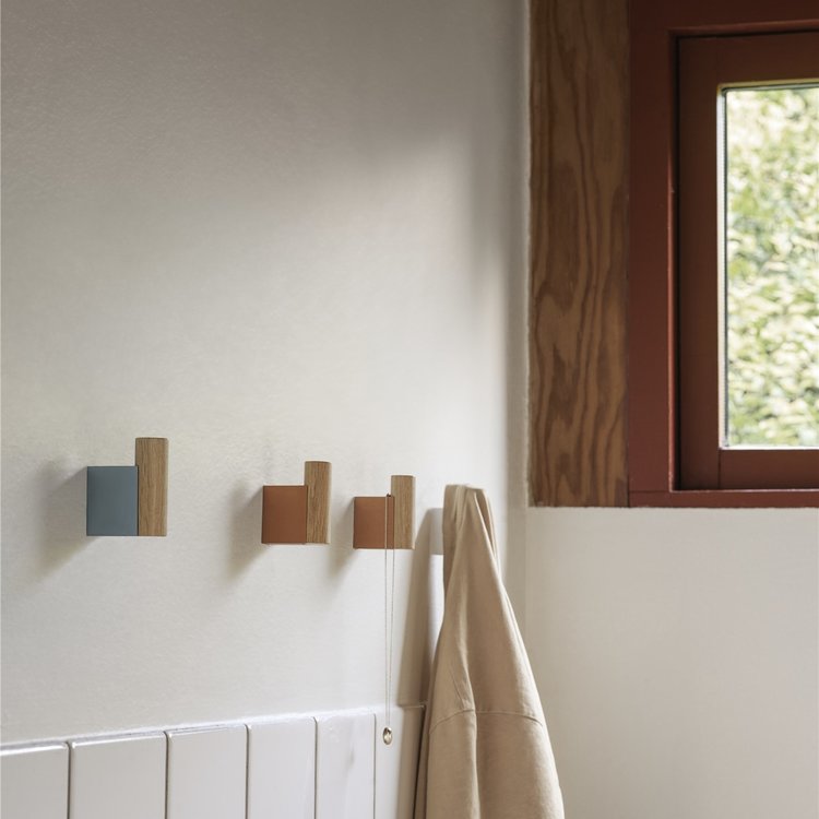 Muuto Muuto set of 2 coat hooks Attach oak-aluminium