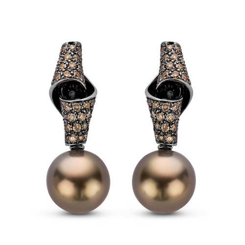 Leon Martens oorhangers in witgoud met bruine diamant en Tahiti parel Leon Martens Juwelier Leon Martens oorhangers in witgoud met bruine diamant en Tahiti parel Leon Martens Juwelier
