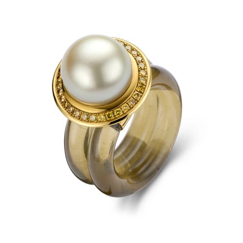 Leon Martens ring in acryl met geelgoud en bruine diamant met witte parel Leon Martens Juwelier Leon Martens ring in acryl met geelgoud en bruine diamant met witte parel Leon Martens Juwelier