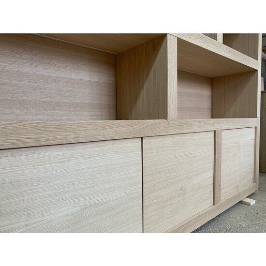 123kast  Vakkenkast Londen 01 - 200x40x240H cm - Eiken - 3 dichte deuren - open vakken - strak design