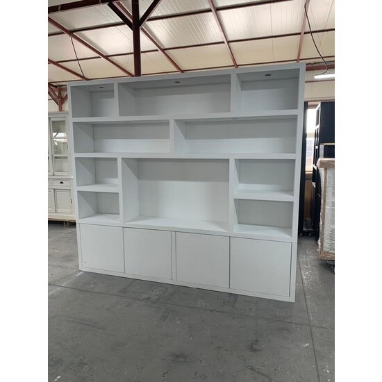 123kast  Vakkenkast Milaan - 300x40x240H cm - Cinewall - 1 tv paneel - strak design  - 4 push to open deuren - open tv vak