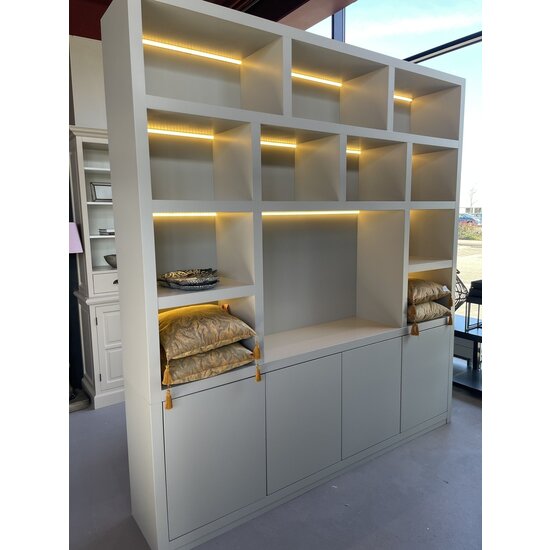123kast  Tv vakkenkast Manhattan 05 - 220x40x240H cm - strak design - 4 push to open deuren - open vakken - cinewall - met tv kabel gat - greeploze deuren - 5cm plank dikte