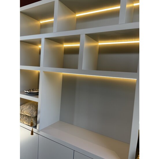 123kast  Tv vakkenkast Manhattan 05 - 220x40x240H cm - strak design - 4 push to open deuren - open vakken - cinewall - met tv kabel gat - greeploze deuren - 5cm plank dikte
