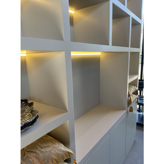 123kast  Tv vakkenkast Manhattan 05 - 220x40x240H cm - strak design - 4 push to open deuren - open vakken - cinewall - met tv kabel gat - greeploze deuren - 5cm plank dikte