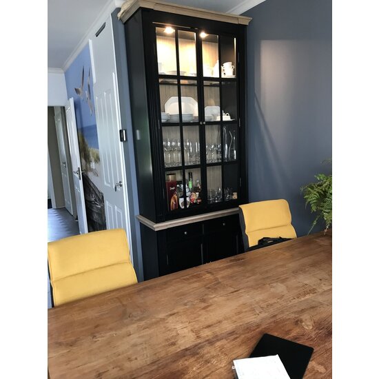 123kast  Vitrinekast Montblanc - 100x43x240H cm - 2 zwarte stalen scharnierdeuren - eiken achterwand - eiken boven en onderlijst - spot verlichting - glazen planken - 1 uitschuif plank - 2 dichte scharnierdeuren