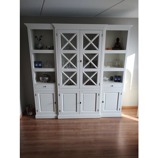 123kast  Buffetkast San Marino - 220x50x215H cm - open vakken - 2 vitrine scharnierdeuren met kruisen - 2 soft close lades - 4 dichte scharnierdeuren