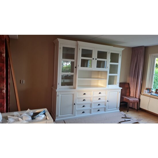 123kast  Buffetkast San Pietro - 235x55x225H cm - 4 vitrine scharnierdeuren - 4 kleine lades - open vak gedeelte - 8 grote soft close lades - 2 dichte scharnierdeuren