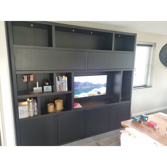 123kast  Tv vakkenkast Girona - 275x40x240H cm - open vakken in bovenkast en 2 klepdeuren - 4 greeploze deuren in onderkast - cinewall - tv vak