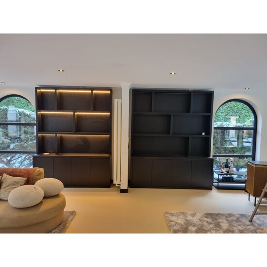 123kast  Vakkenkast Corsica - 200x20/40x240H cm - 5cm plank dikte - strak design - bovenkast minder diep dan onderkast - open vakken - 4 greeploze push to open deuren