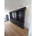 123kast  Boekenkast Amalfi  - 320x40x220H cm - verstelbare planken - vitrinedeuren - 4 push to open deuren - 3 greeploze lades