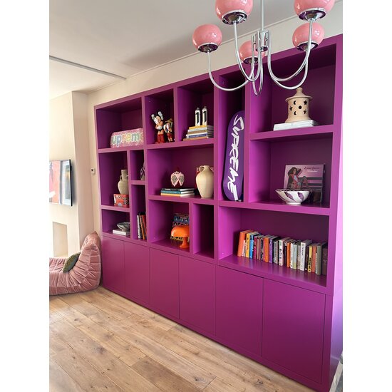 123kast  Vakkenkast Madrid - 280x40x240H cm - 5cm plank dikte - strak design - 6 greeploze push to open deuren - open vakken