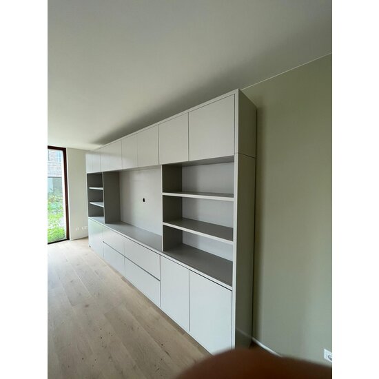 123kast  TV Vakkenkast/tv-kast Winterberg - 400x40x240H cm - cinewall - tv vak - met schuifdeuren - 12 push to open deuren - 4 greeploze soft close lades - strak design - demontabel - 3cm plankdikte